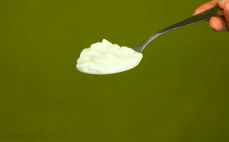 Łyżka naturalnego jogurtu z mascarpone