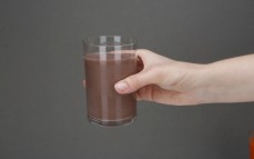Szklanka napoju proteinowego czekoladowo-pomarańczowego bez laktozy