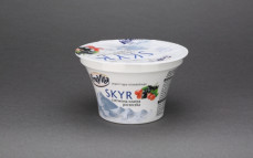 Skyr jogurt typu islandzkiego czerwona-czarna porzeczka, 0% tłuszczu, o wysokiej zawartości białka