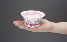 Porcja jogurtu typu skyr malinowego