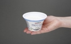 Porcja jogurtu typu skyr naturalnego