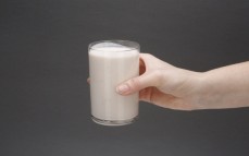Szklanka jogurtu pitnego typu skyr o smaku truskawkowym