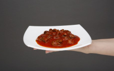 Porcja ślimaków w sosie pomidorowym z bazylią