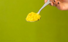 Łyżka ugotowanej żółtej soczewicy
