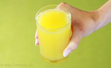 Szklanka soku ananasowego