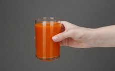 Szklanka soku marchwiowego z miodem
