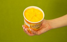 Porcja pomarańczowych lodów sorbetowych