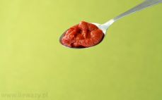 Łyżka sosu pomidorowego z warzywami