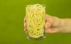 Szklanka ugotowanego niskowęglowodanowego makaronu spaghetti z dodatkiem psyllium