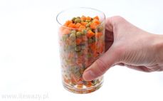 Szklanka marchewki z groszkiem