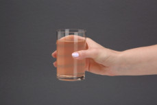 Szklanka napoju Vibe Vitamin Water Beat guarana, o smaku smoczego owocu i maliny