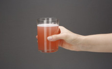 Szklanka bezalkoholowego napoju piwnego Radler o smaku grejpfruta i pomarańczy