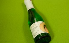 Białe półwytrawne musujące wino bezalkoholowe