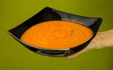 Porcja zupy krem z marchewki z kolendrą Marwit
