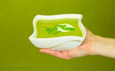 Porcja zupy krem z zielonego groszku