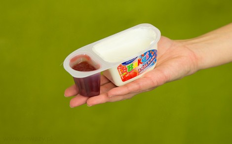 Jogurt z żelkami truskawkowymi Bakuś