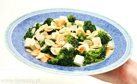 Sałatka z brokułem, fetą i migdałami