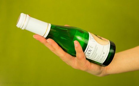 Białe półwytrawne musujące wino bezalkoholowe